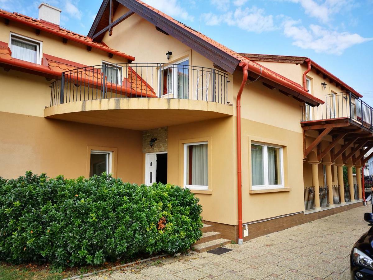 Borostyan Panzio Balatonfuered Bed & Breakfast Exterior photo